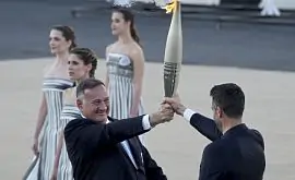 Греція передала олімпійський вогонь оргкомітету Ігор у Парижі