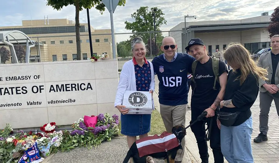 Латвійські вболівальники принесли багато квітів до посольства США після того як виграли у них бронзу ЧС-2023