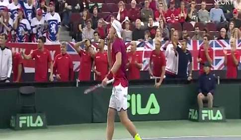 Канадський тенісист Денис Шаповалов потрапив м'ячем в суддю матчу 