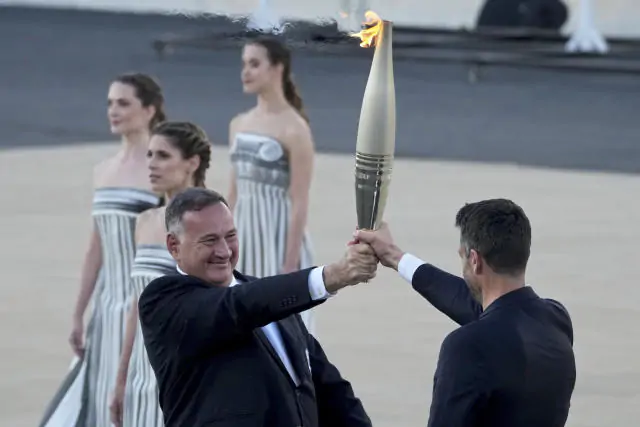 Греція передала олімпійський вогонь оргкомітету Ігор у Парижі